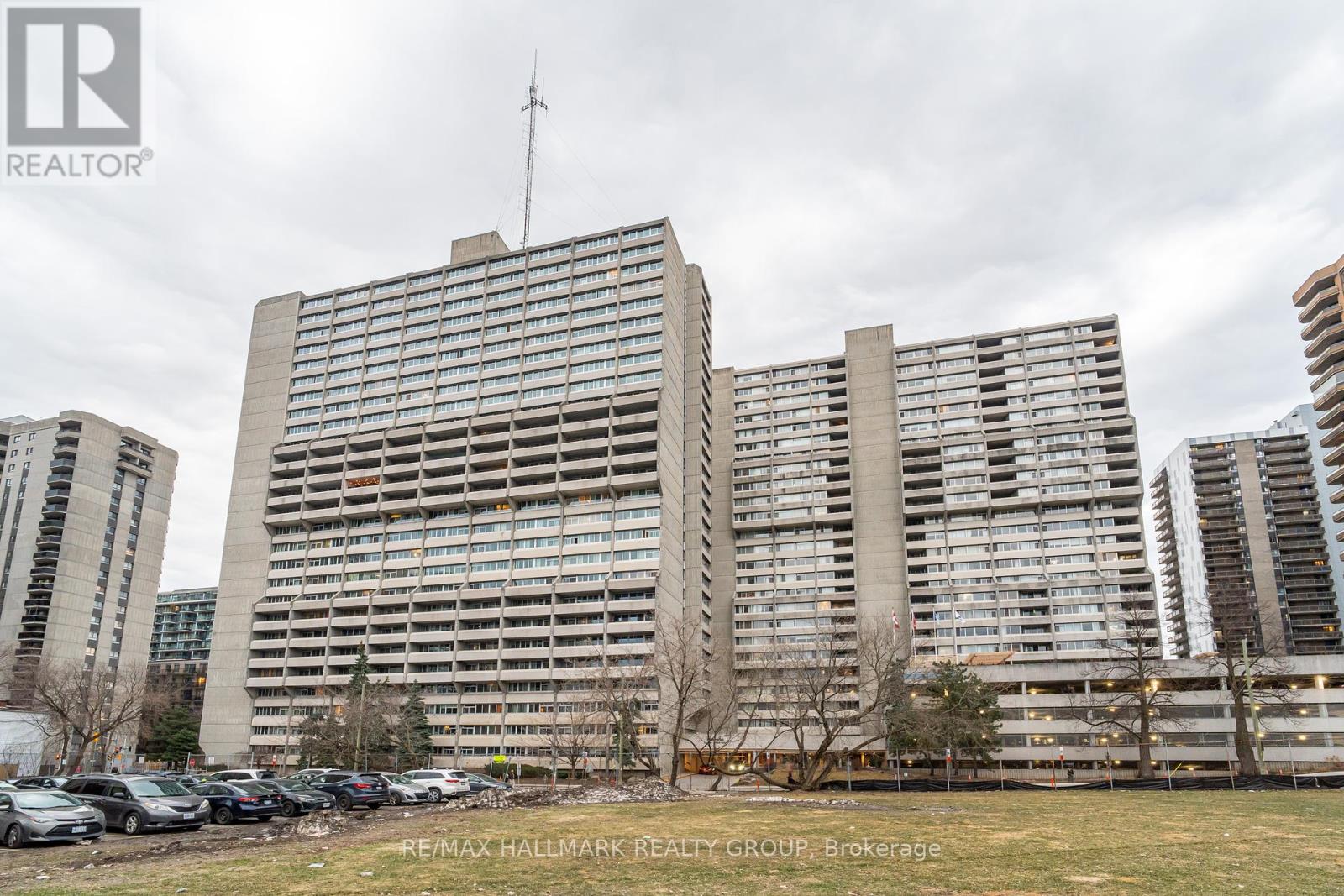 2205 - 500 Laurier Avenue W