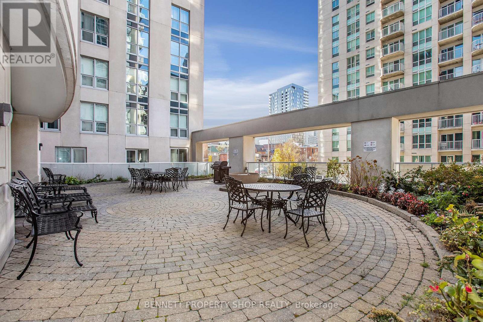 807 - 242 Rideau Street