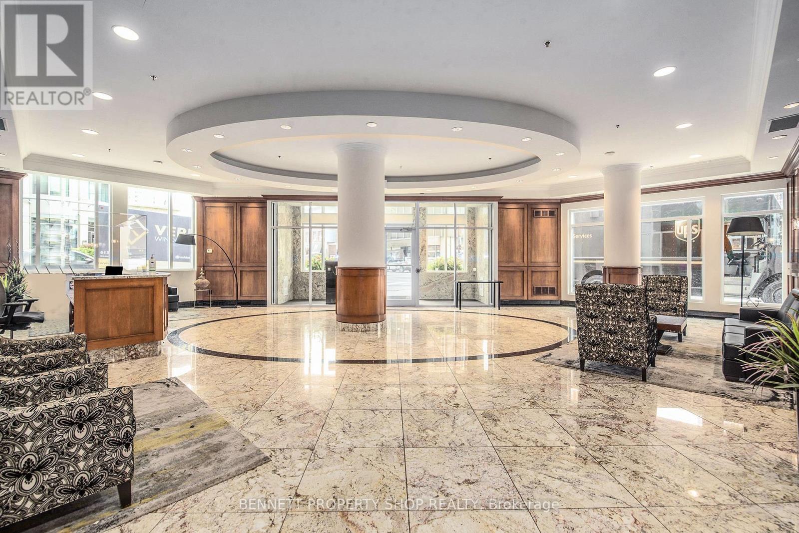 807 - 242 Rideau Street
