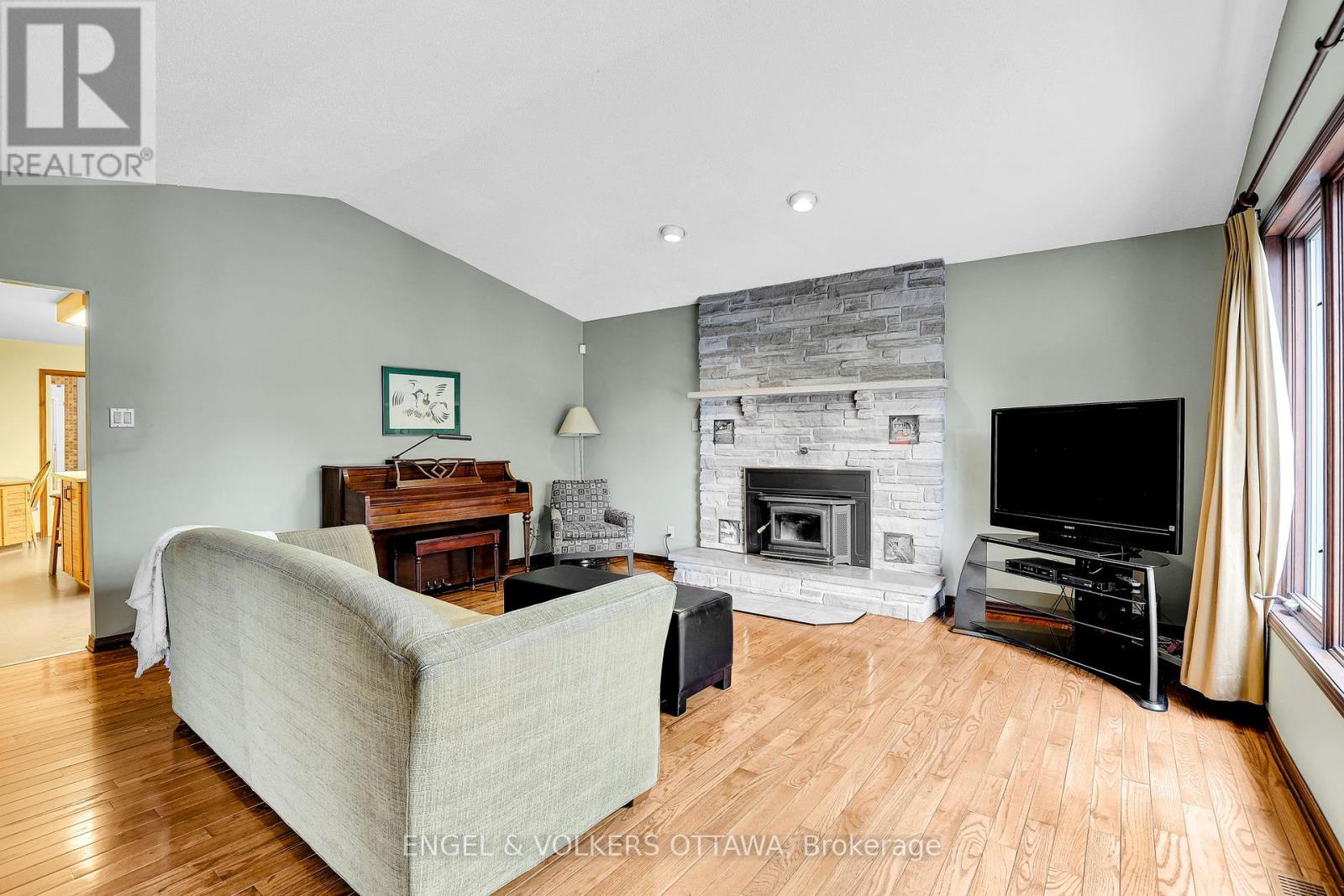 7 Deerfield Drive