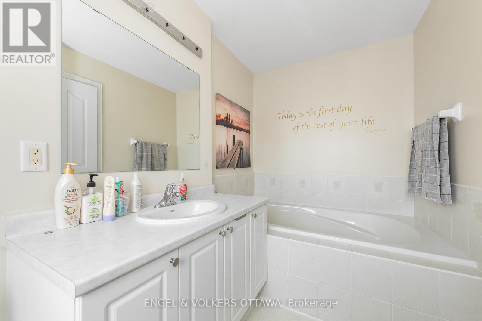 968 Linaria Walk