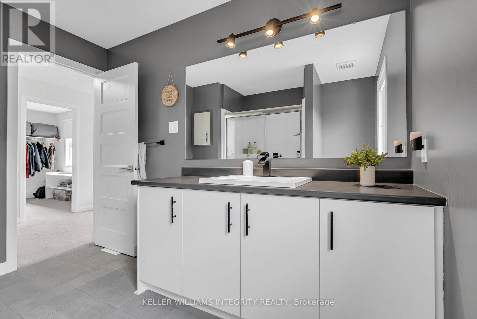176 Onyx Crescent