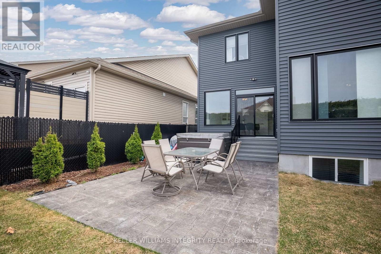 176 Onyx Crescent