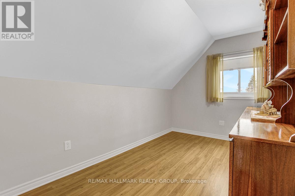 2527 Old Montreal Road