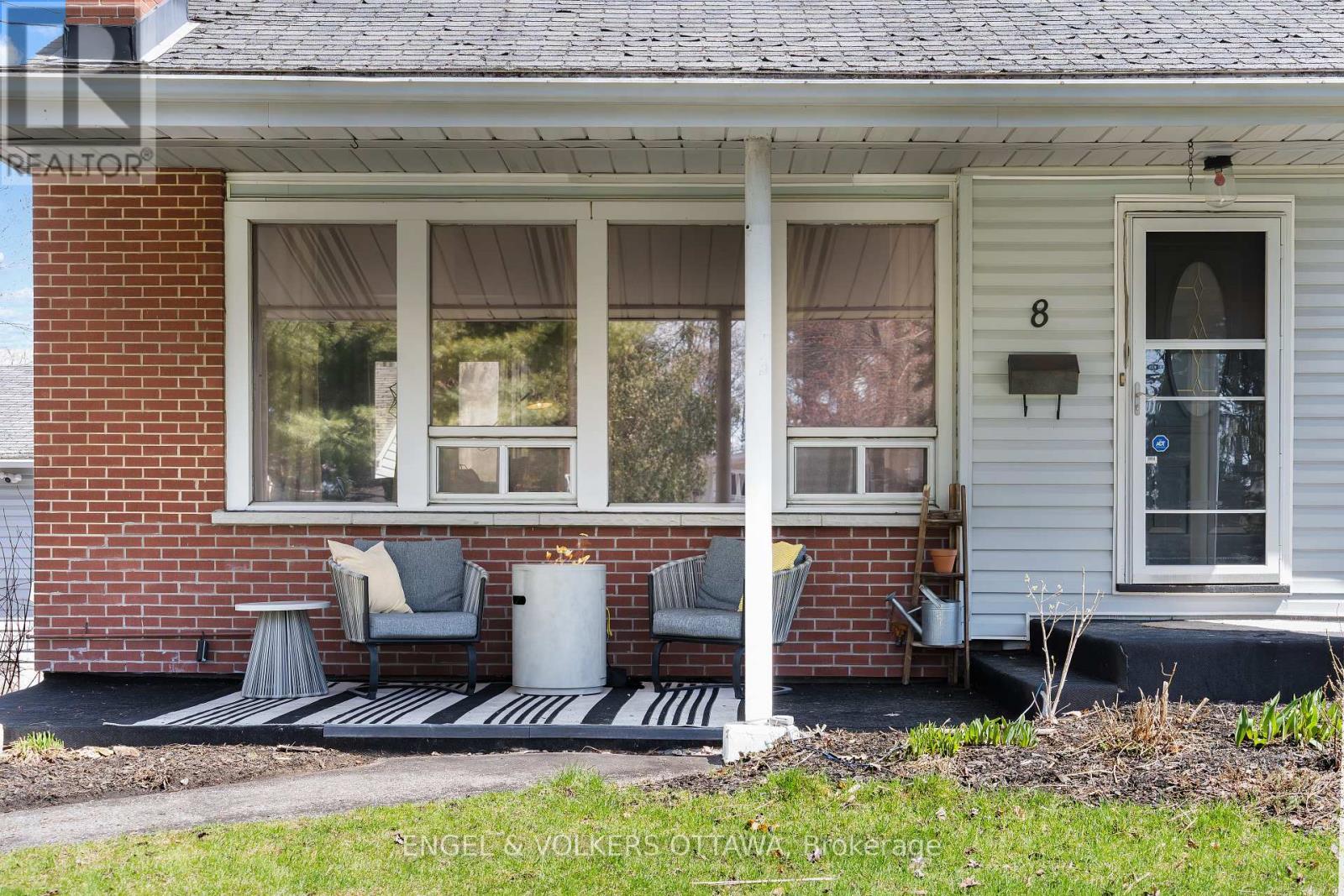 8 Pineglen Crescent