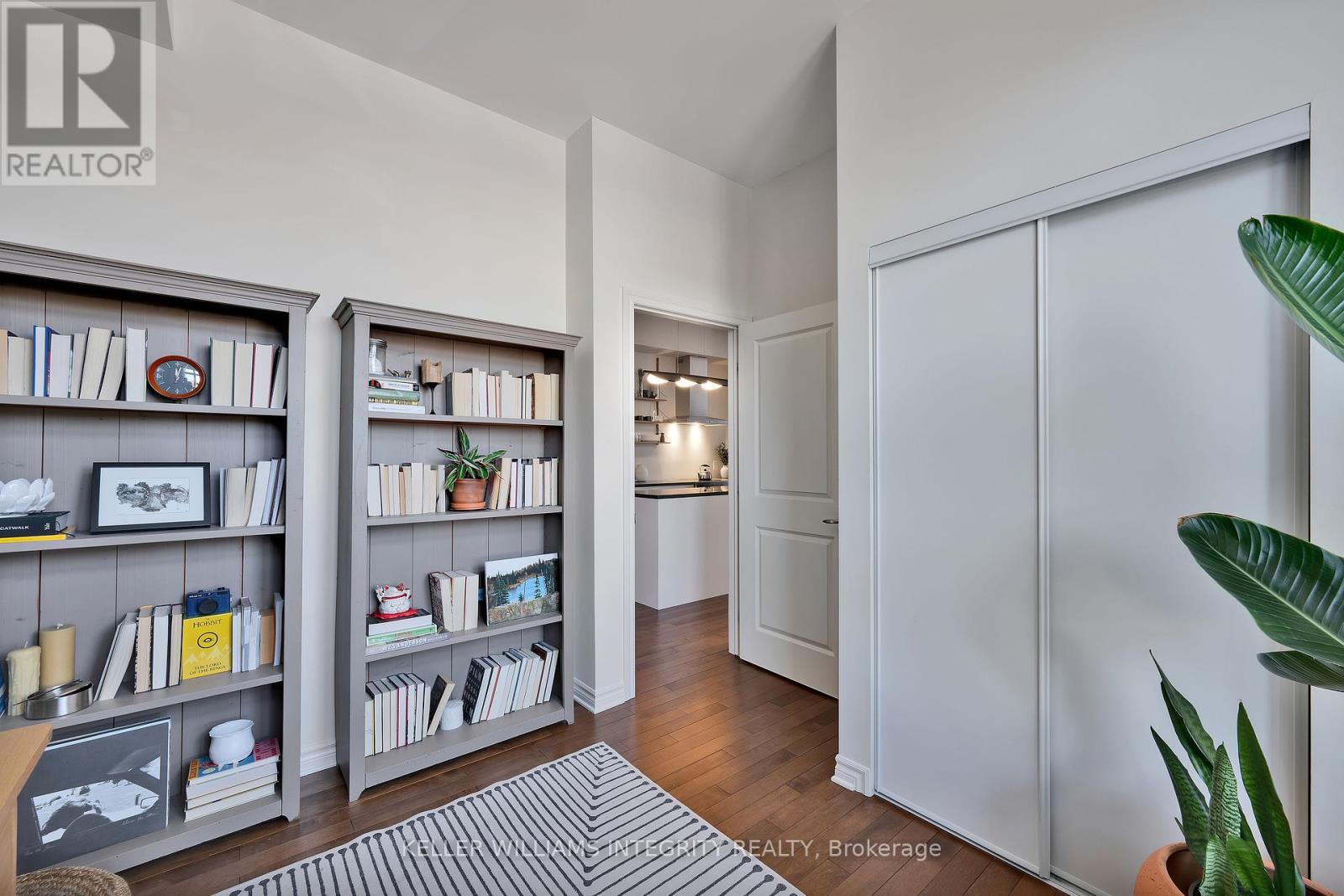507 - 429 Kent Street W