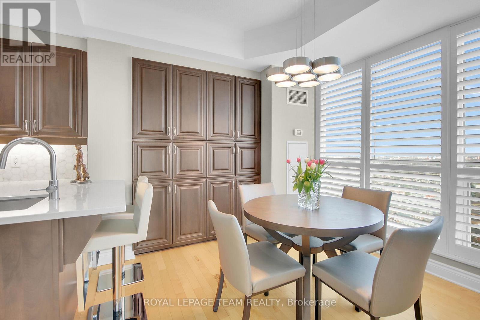 2401 - 38 Metropole Private