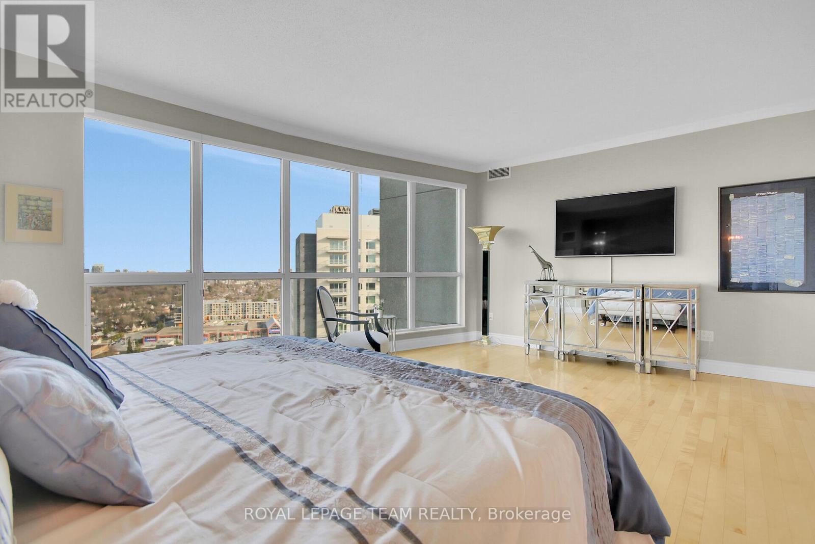 2401 - 38 Metropole Private