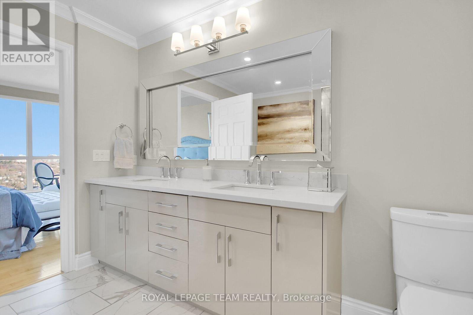 2401 - 38 Metropole Private