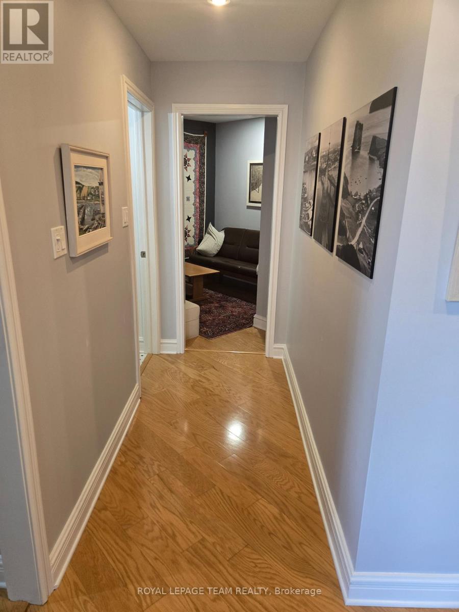 409 - 1 Rosamond Street E
