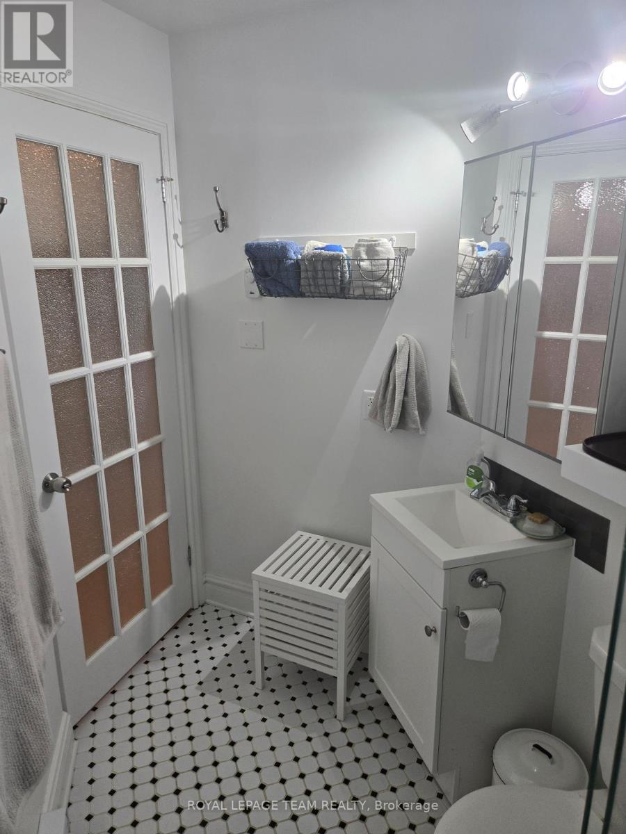409 - 1 Rosamond Street E