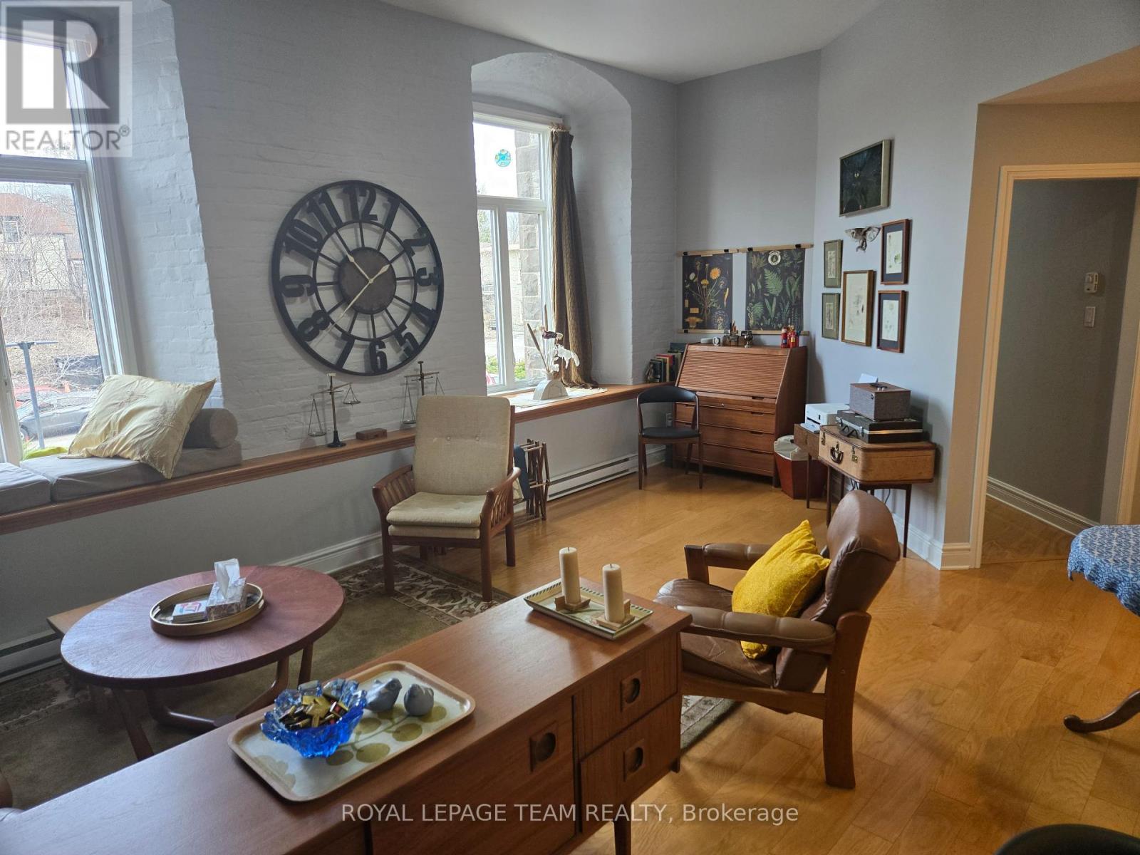 409 - 1 Rosamond Street E