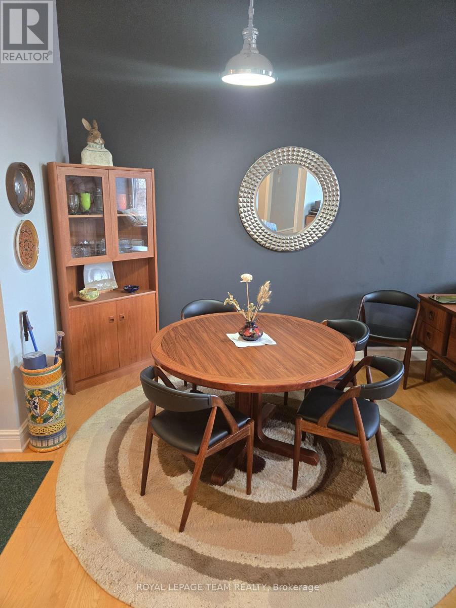 409 - 1 Rosamond Street E