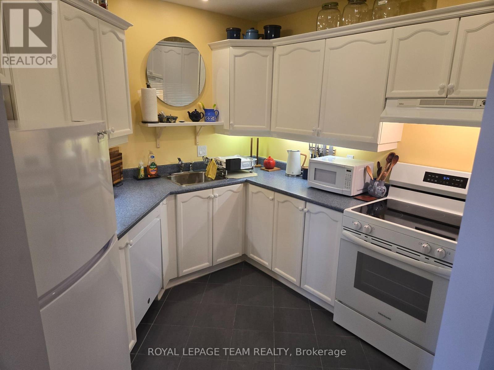 409 - 1 Rosamond Street E