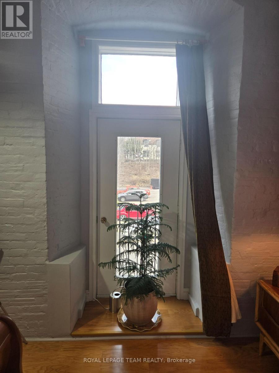 409 - 1 Rosamond Street E