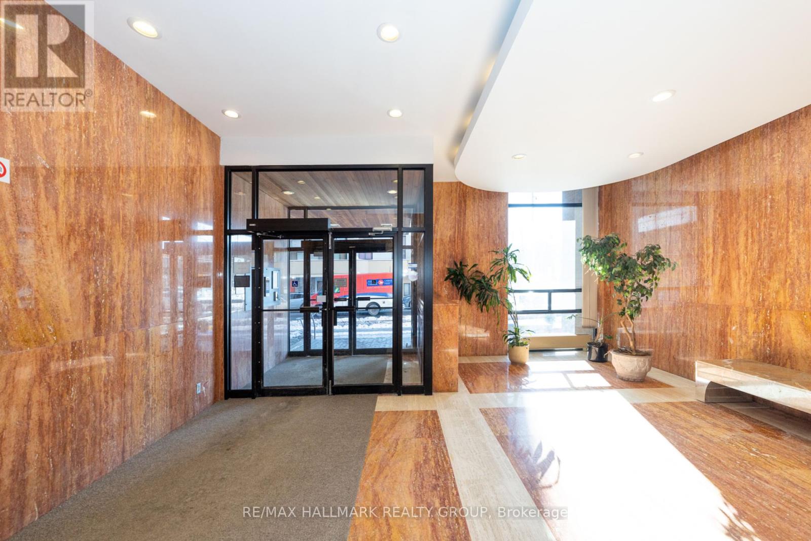 1006 - 475 Laurier Avenue W
