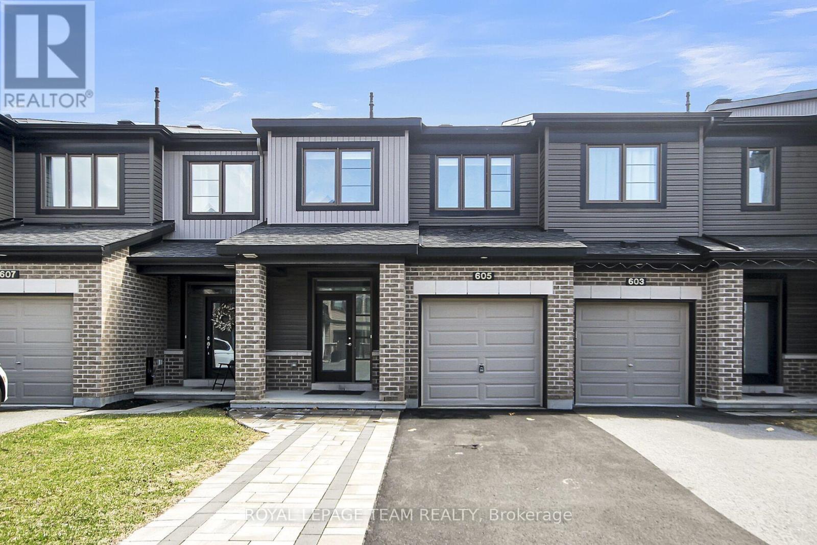 605 Lauraleaf Crescent