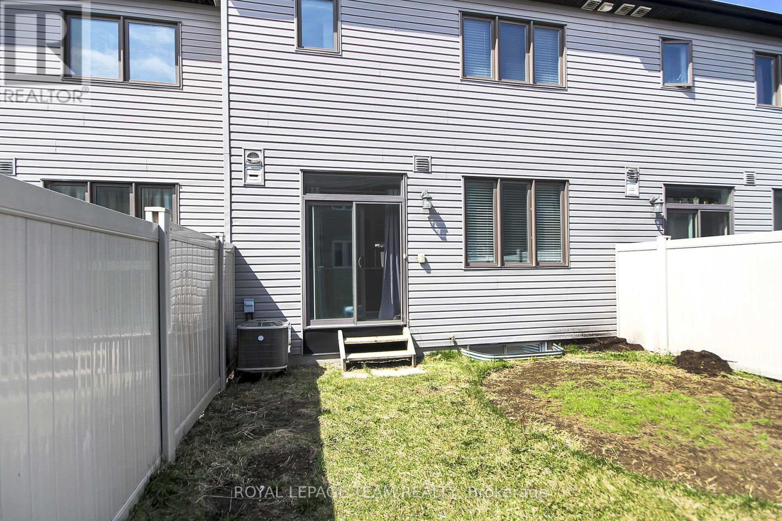 605 Lauraleaf Crescent