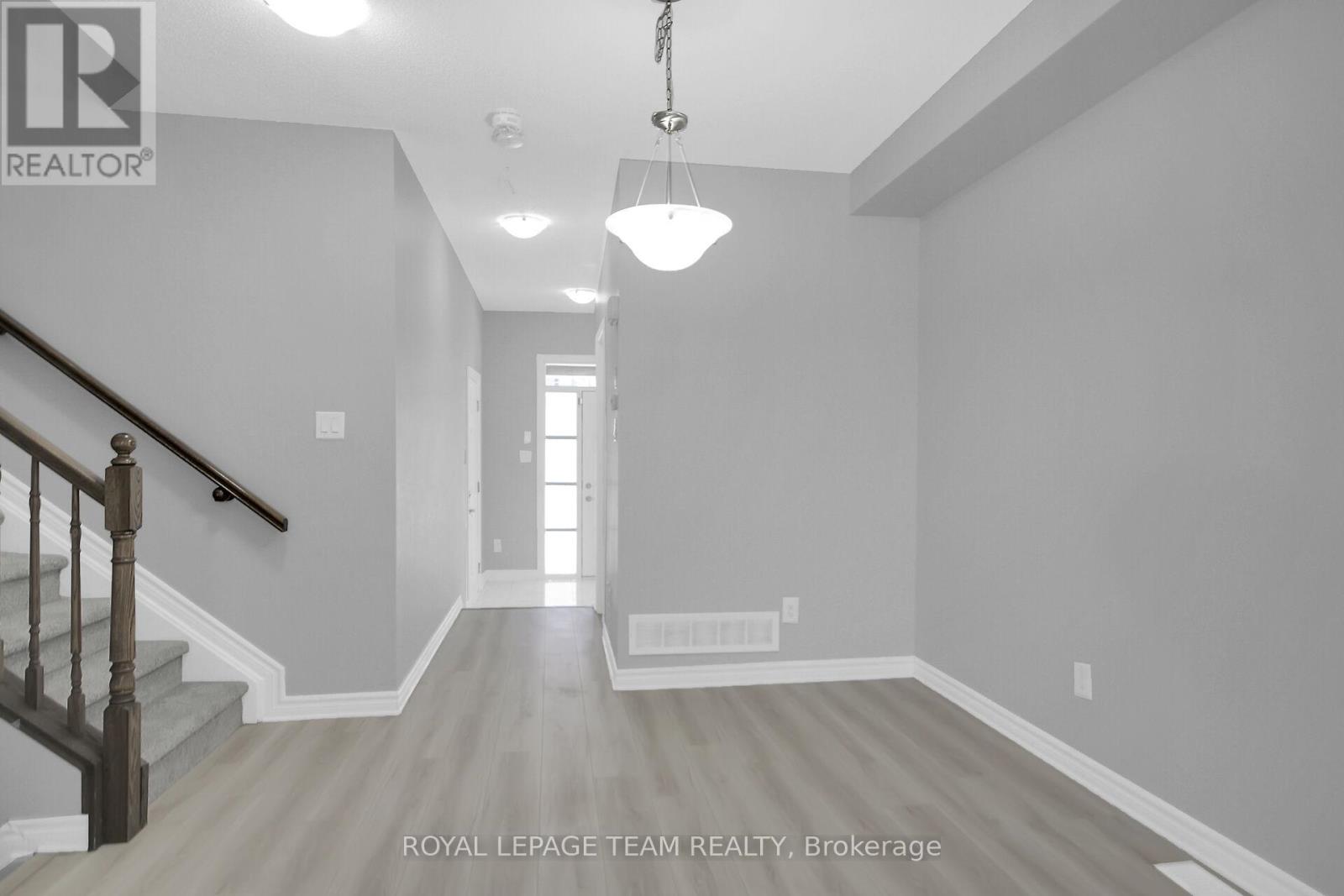 605 Lauraleaf Crescent
