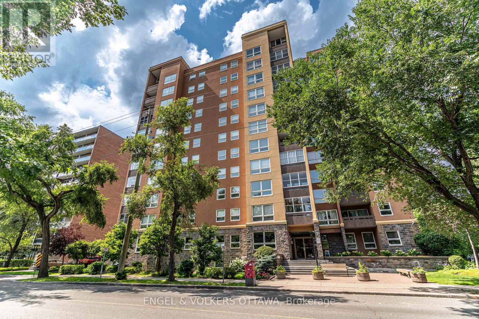 906 - 373 Laurier Avenue E