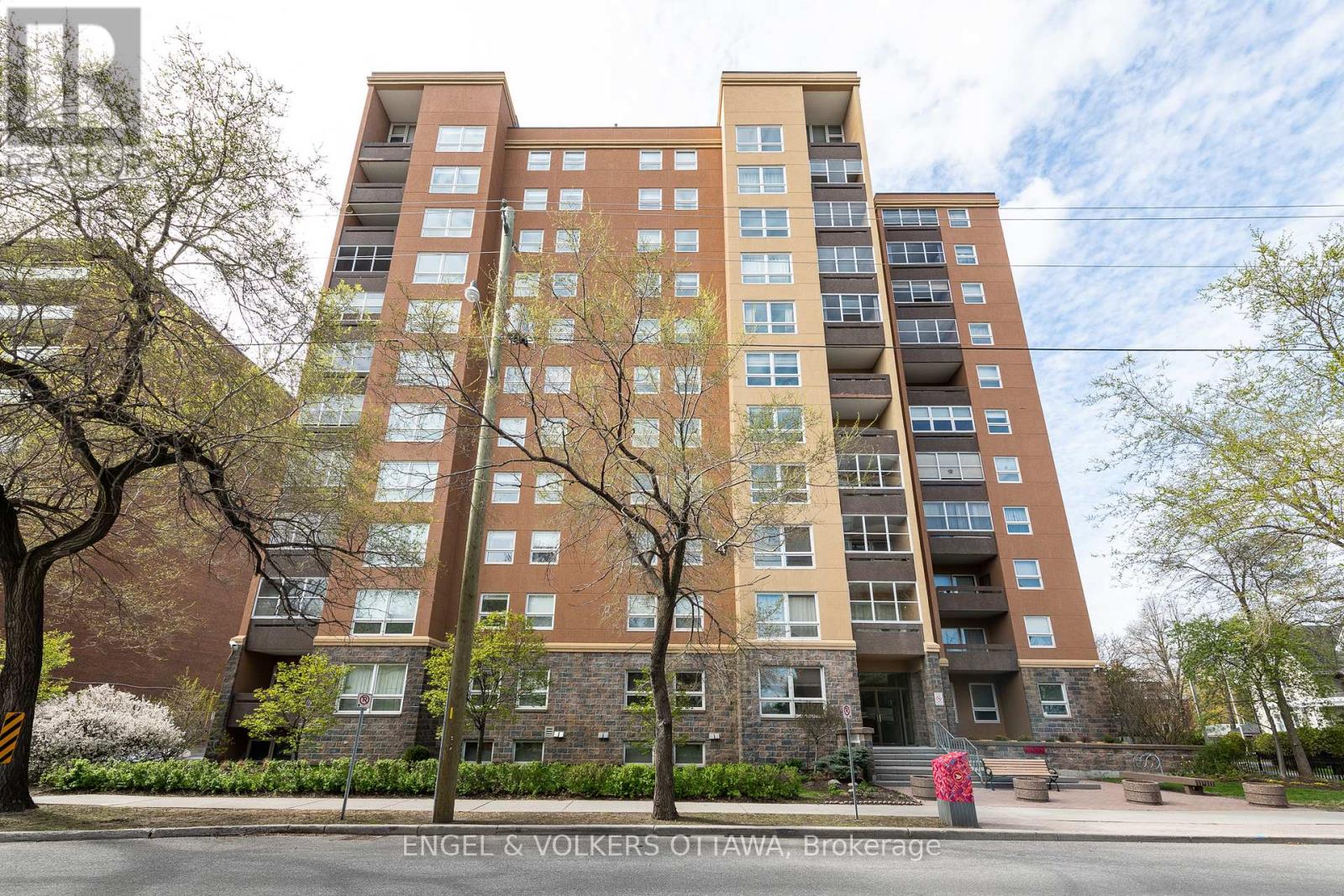 906 - 373 Laurier Avenue E