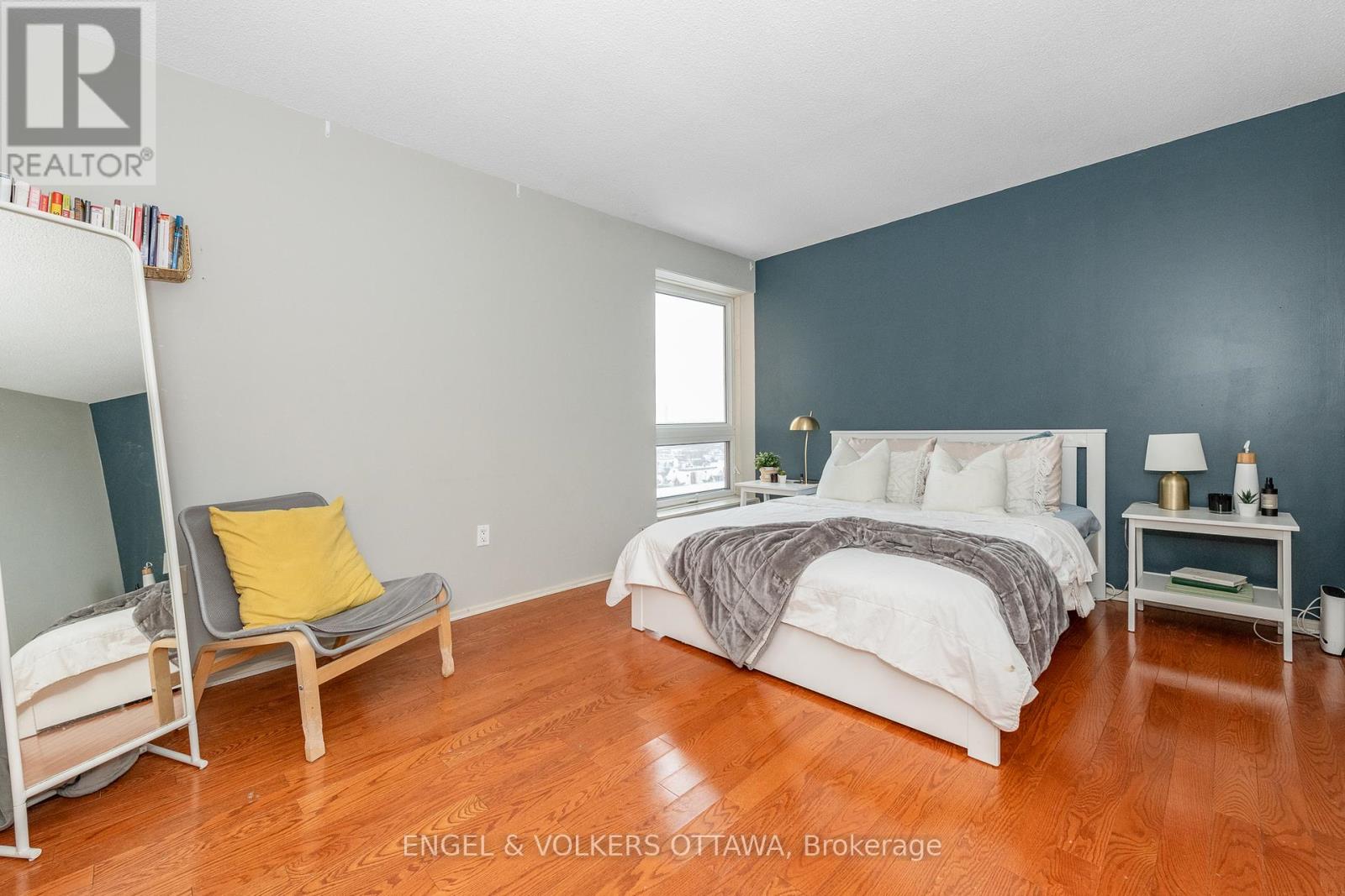 906 - 373 Laurier Avenue E