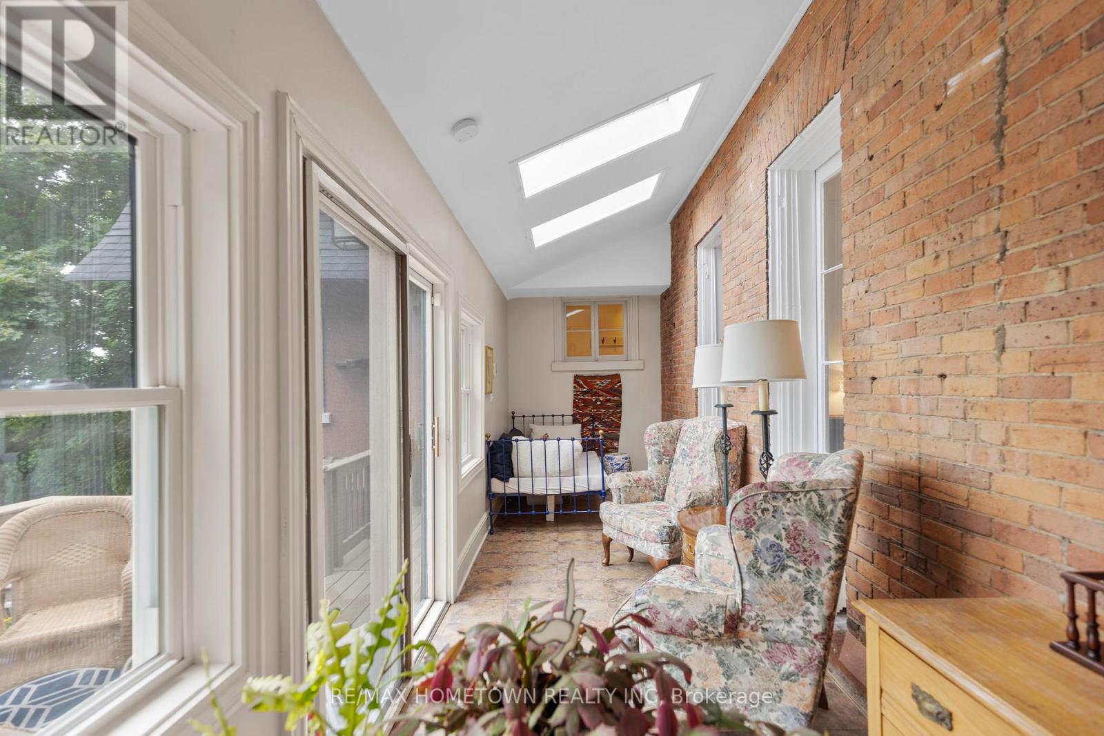 157 Dibble Street W