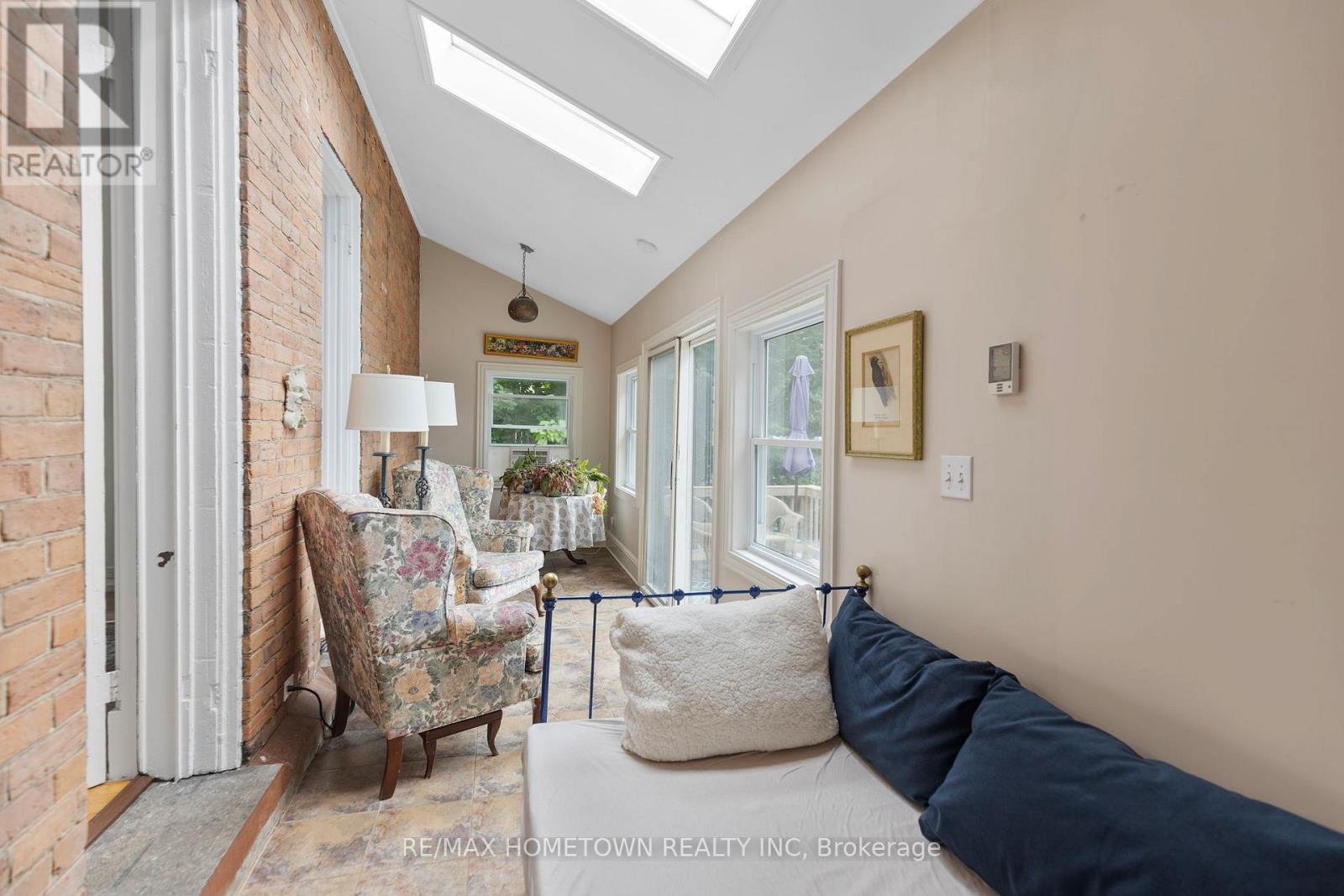 157 Dibble Street W