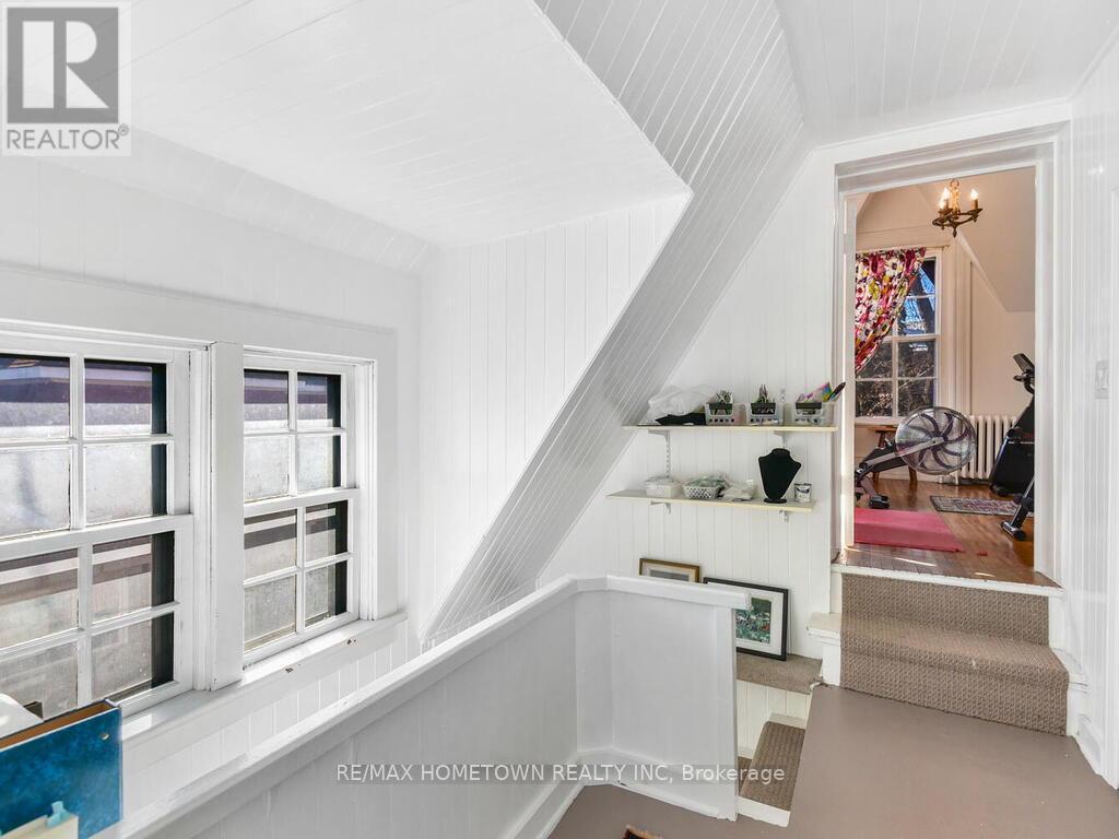 157 Dibble Street W