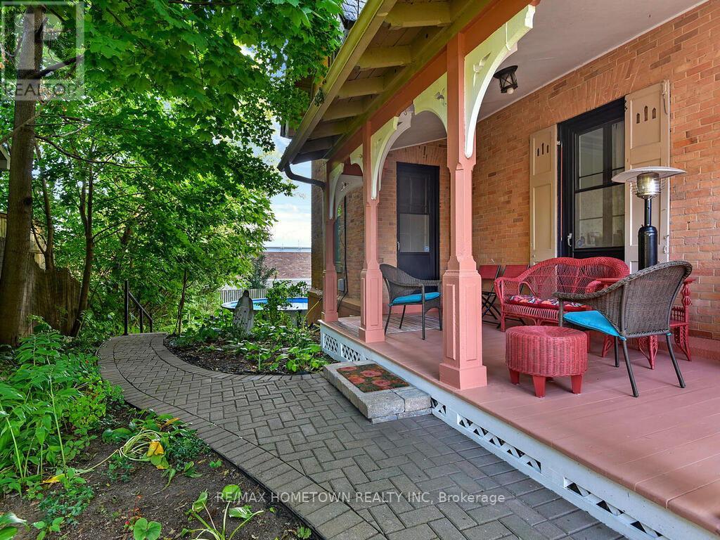 157 Dibble Street W