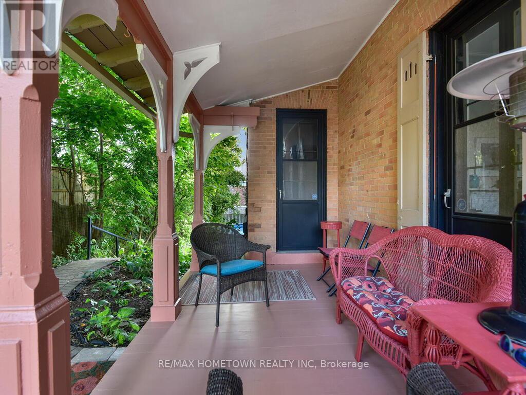 157 Dibble Street W