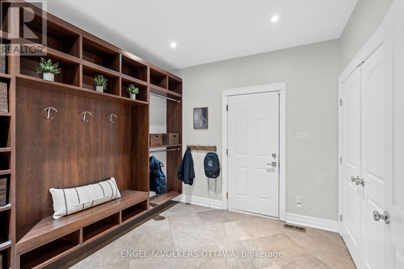 450 Lockmaster Crescent