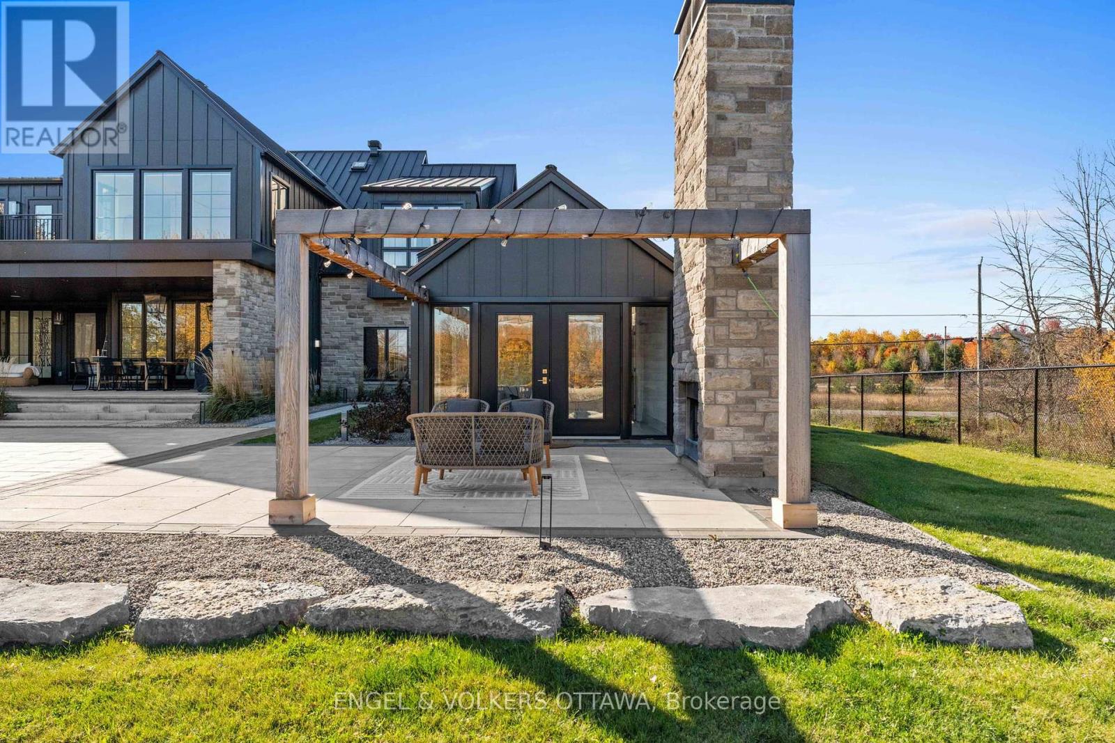 39 Winding Way