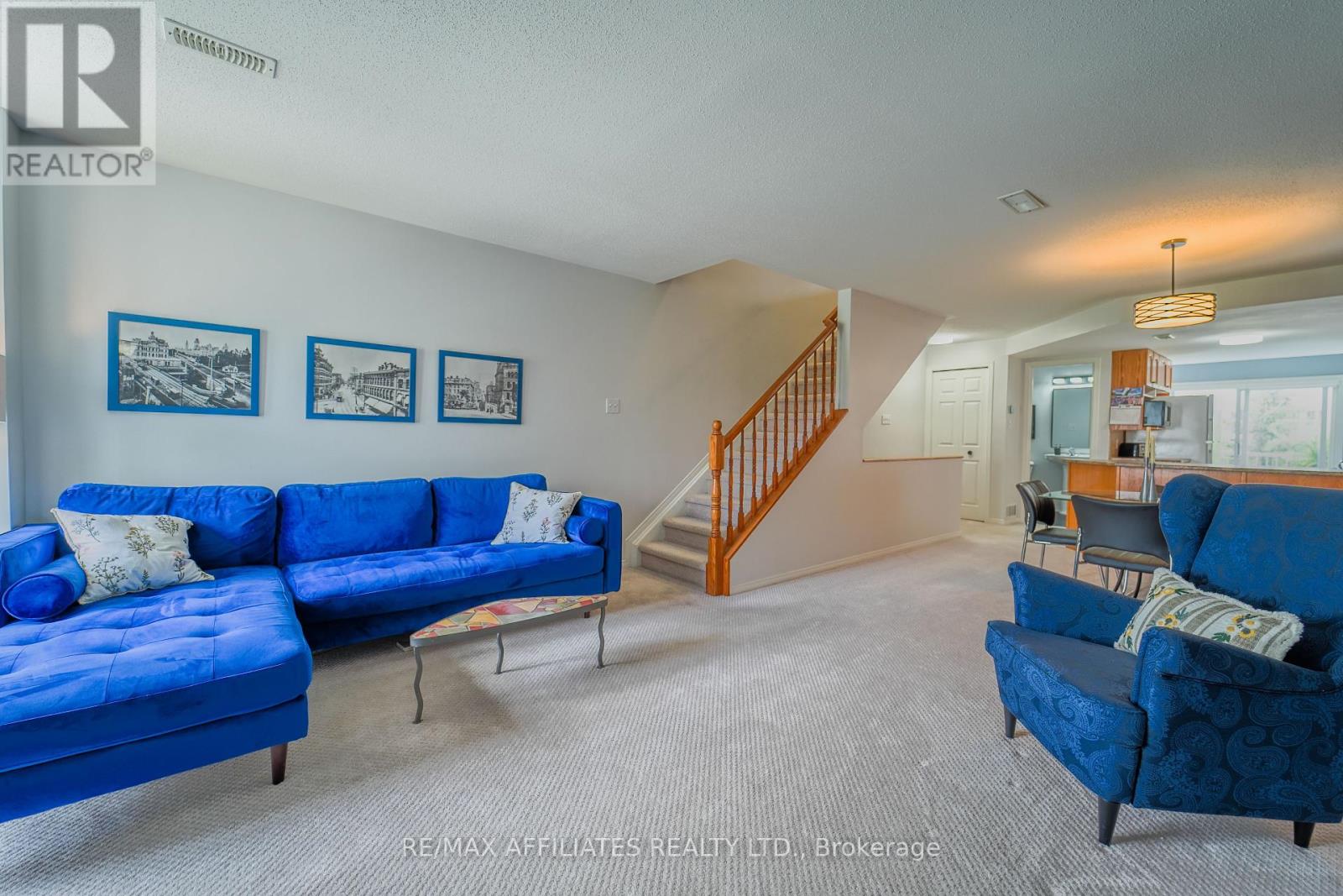 318 Crownridge Drive N