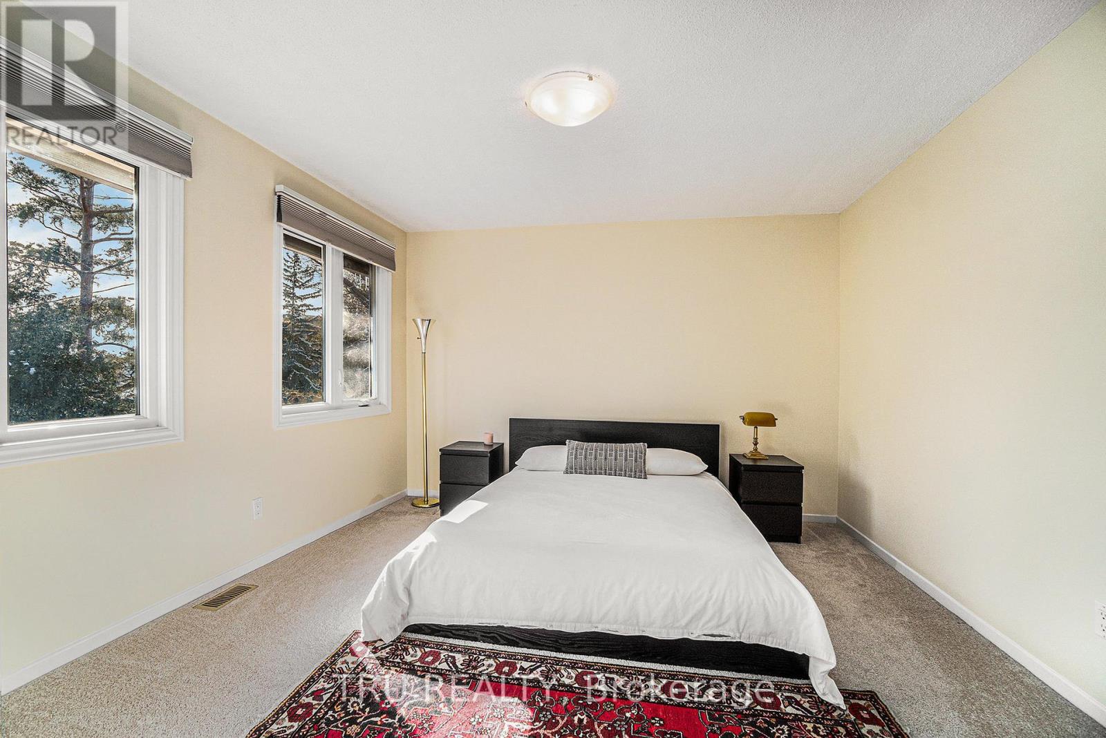 2302 Fox Crescent