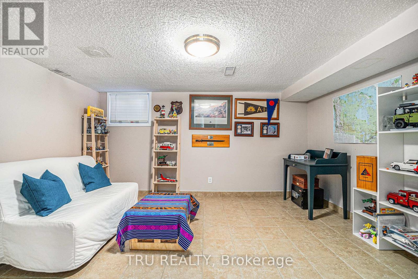 2302 Fox Crescent