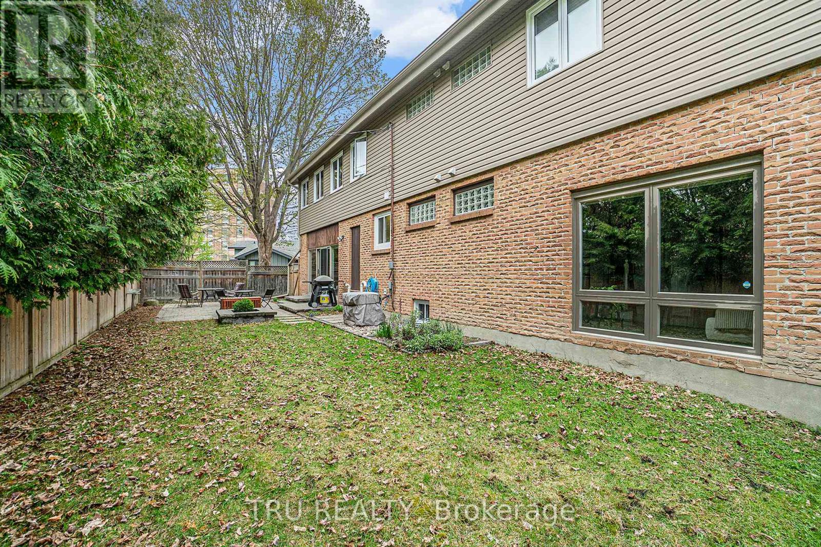 2302 Fox Crescent