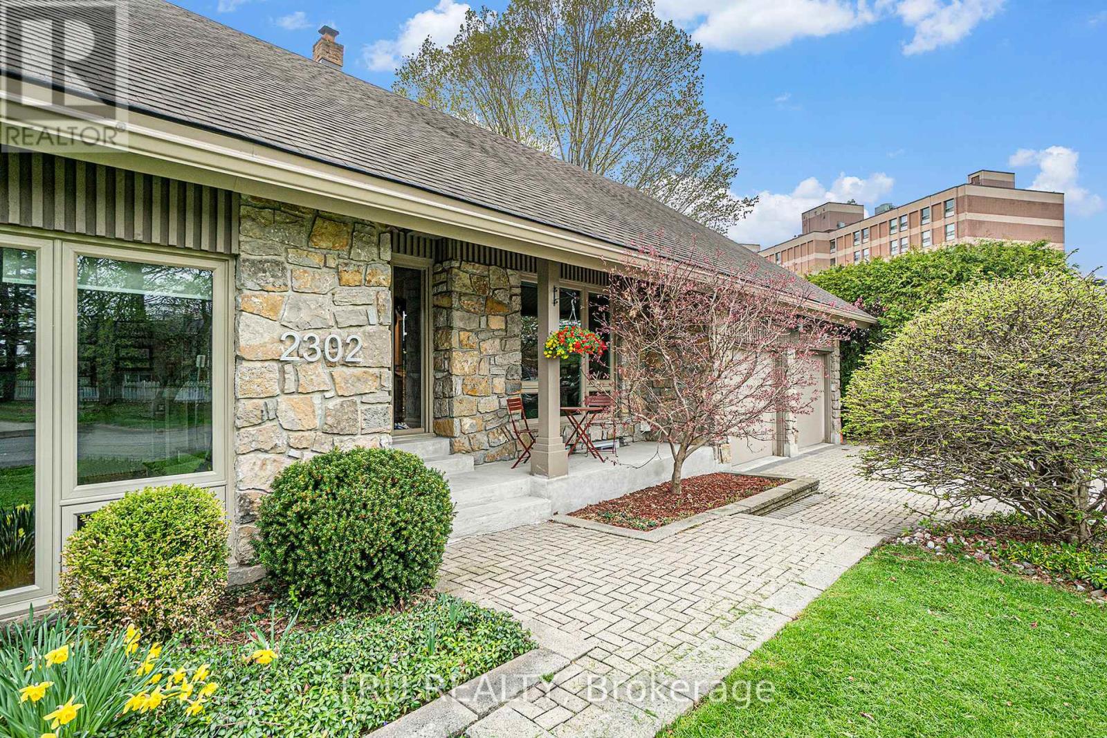 2302 Fox Crescent