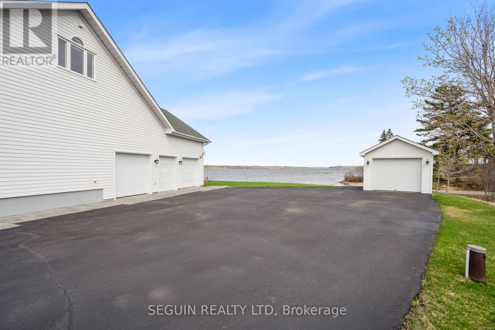 3519 Front Road