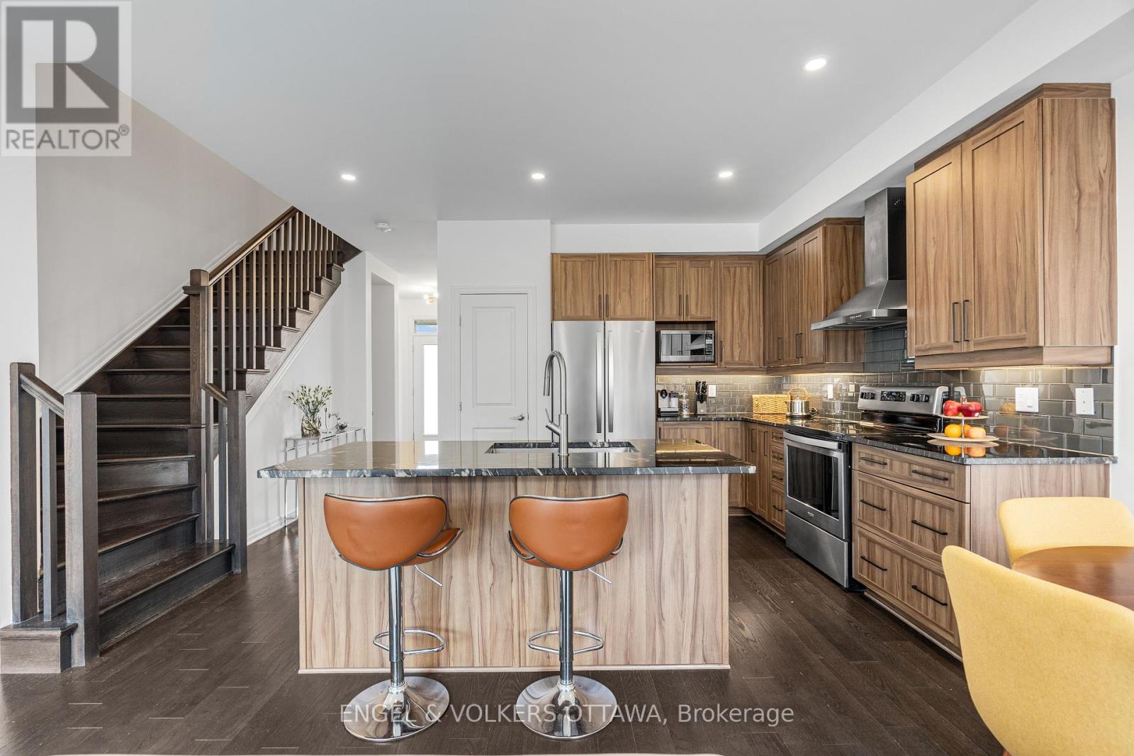 606 Mikinak Road
