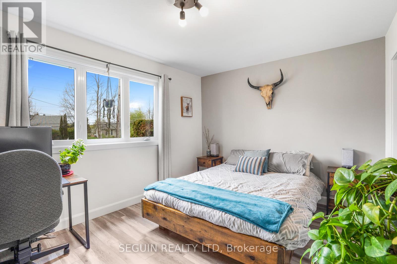 3595 Front Road