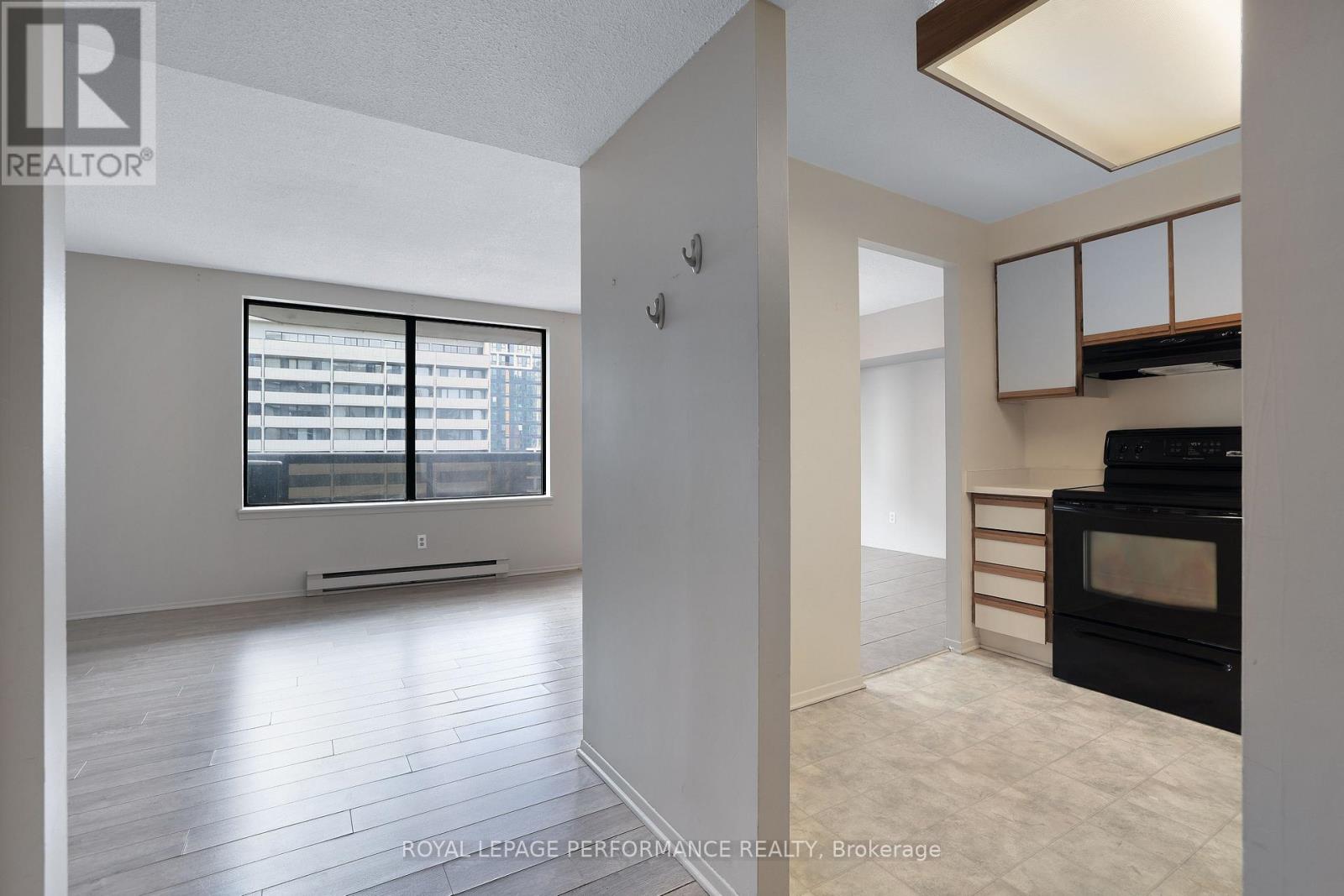 1701 - 470 Laurier Avenue W