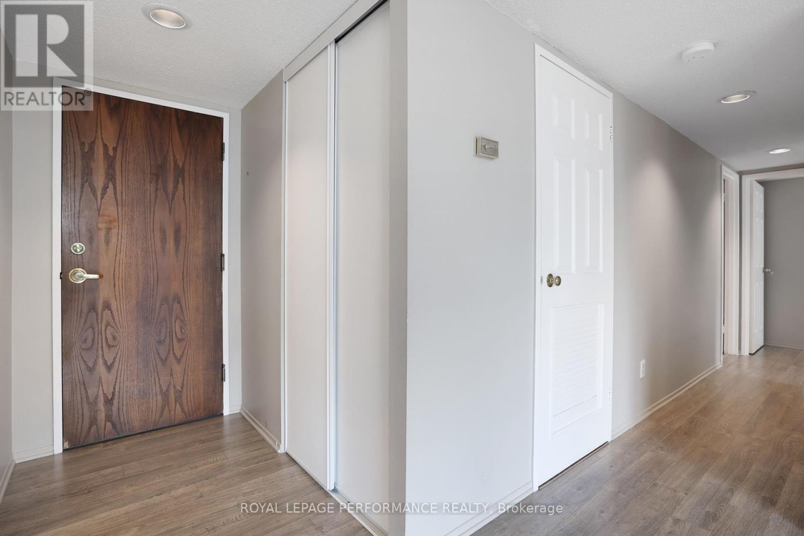 1701 - 470 Laurier Avenue W