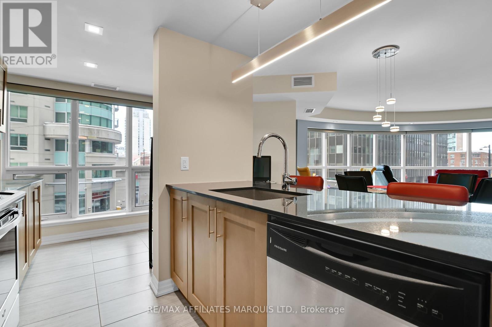301 - 242 Rideau Street