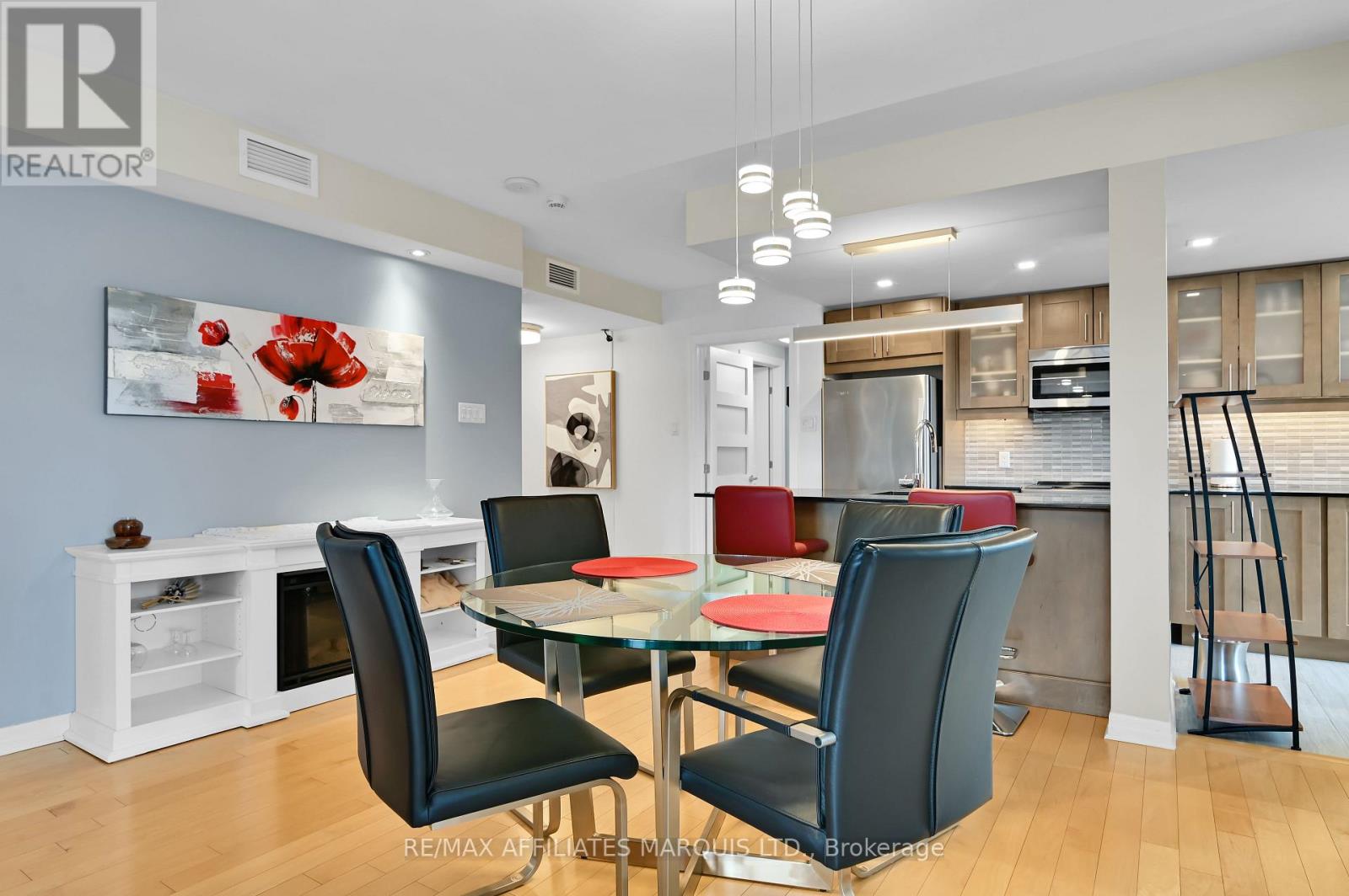 301 - 242 Rideau Street