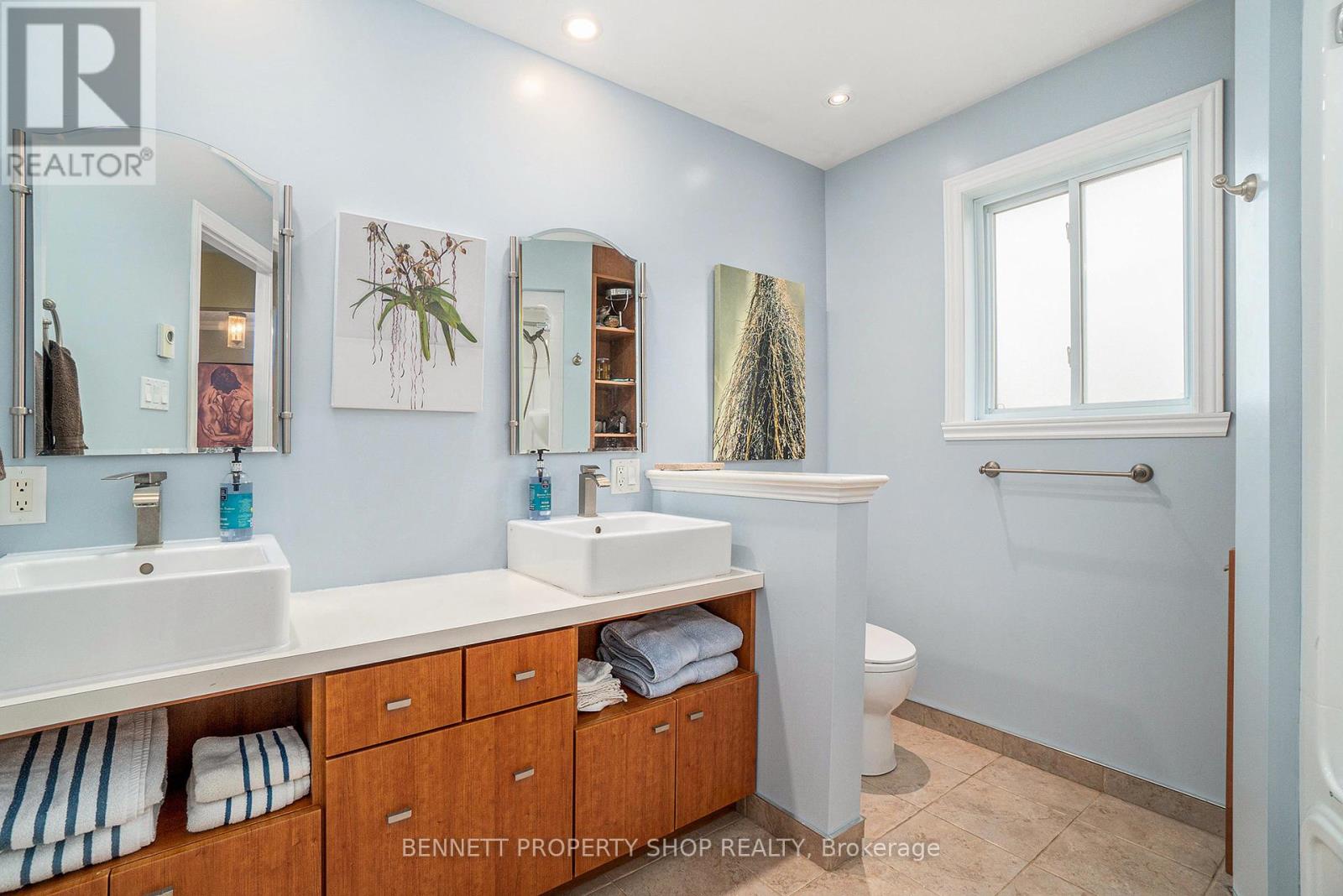 39 Front Street E