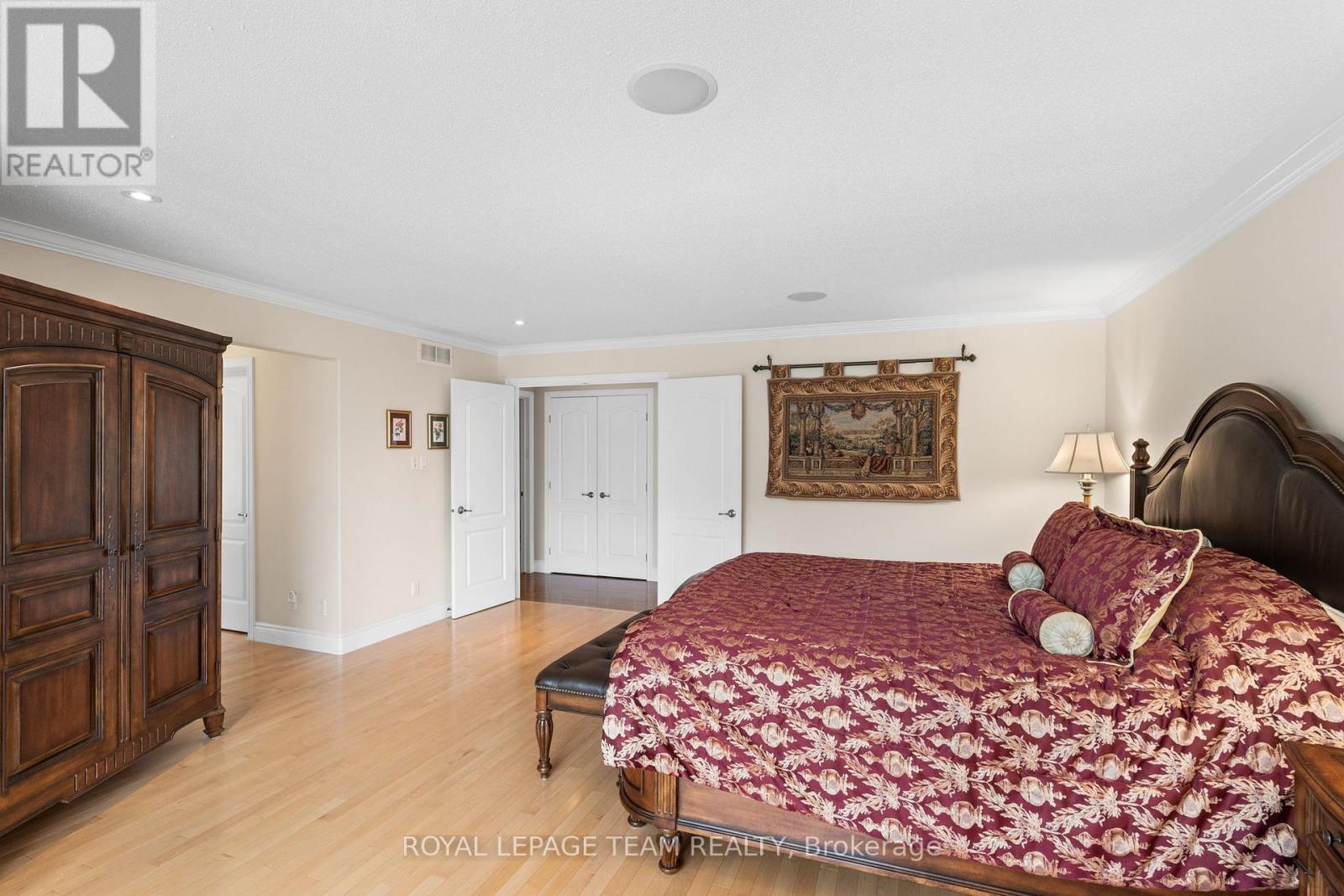 6005 Earlscourt Crescent