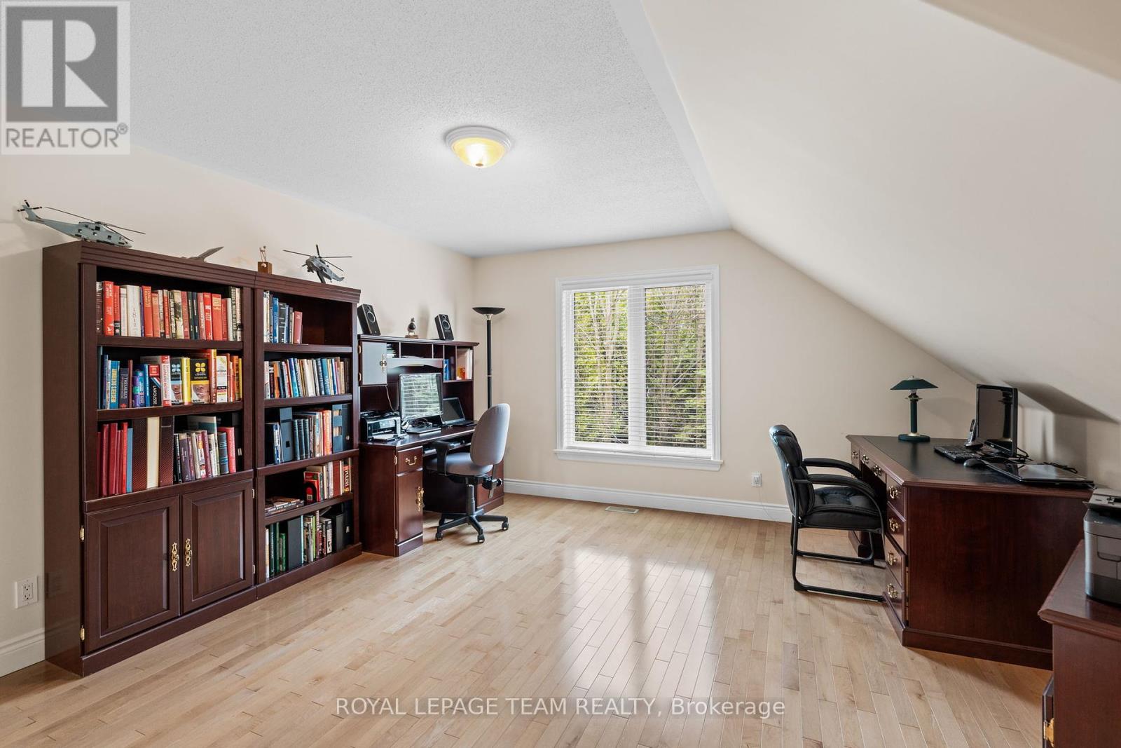 6005 Earlscourt Crescent