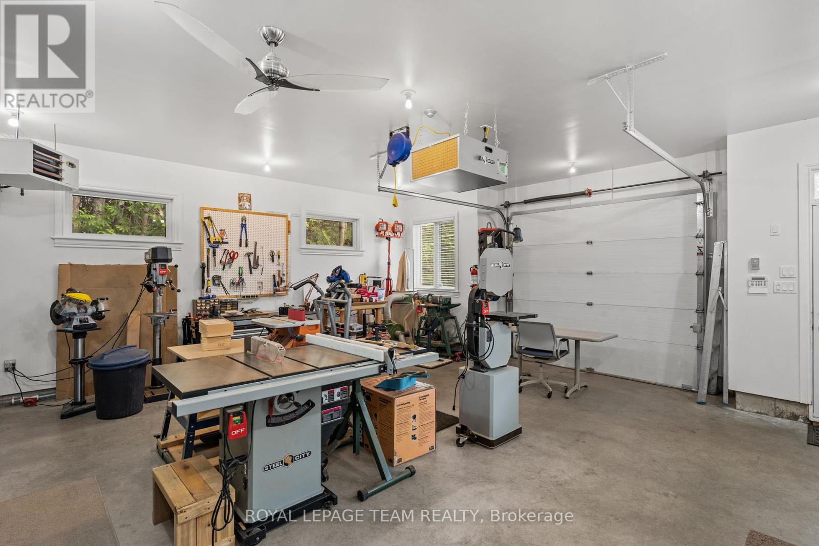 6005 Earlscourt Crescent