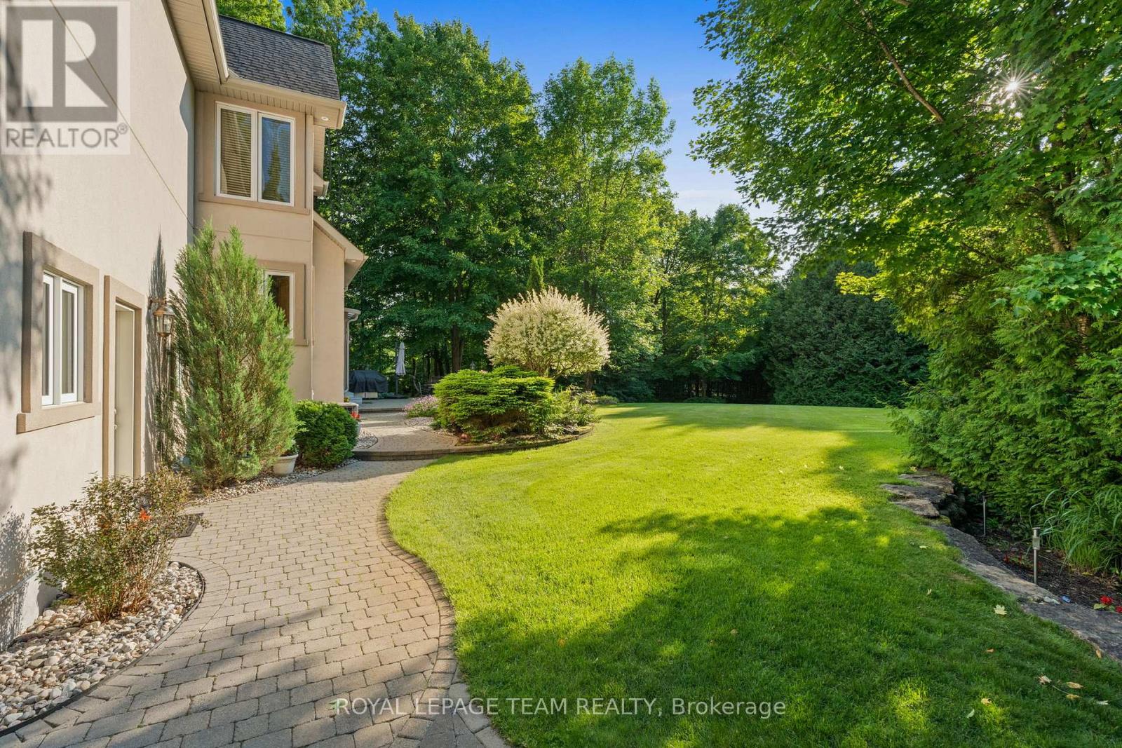 6005 Earlscourt Crescent